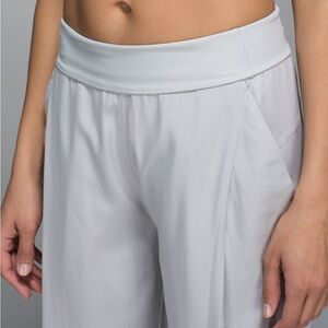 *rare* LULULEMON Tranquil Crop in Silver Mist — Flat Waist Wide Leg — Ankle — 6